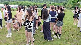因遲到改規(guī)則全員做俯臥撐