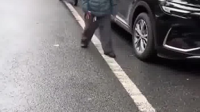 小偷伸手开车门被发现，竟用犀利眼神对峙