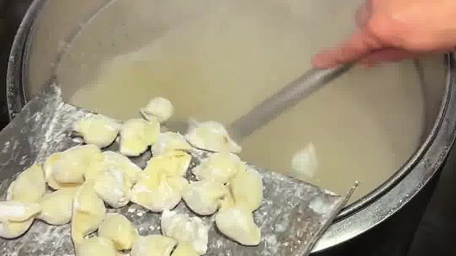 街头偶遇特色油泼饺子 一口一个香辣爆汁