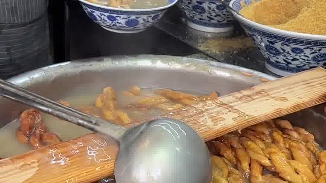 西安人的早餐是从一碗热腾腾的油茶麻花开始的