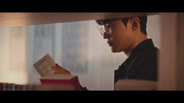 Faker x Karina广告正片【中文字幕】

Faker：你好，你一定很喜欢玩游戏
你是谁？