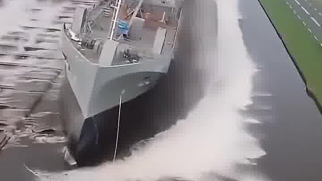 船都掉到海里了！