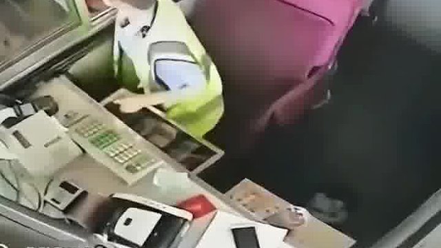 监控下的高速收费员，怪不得高速年年亏损呢