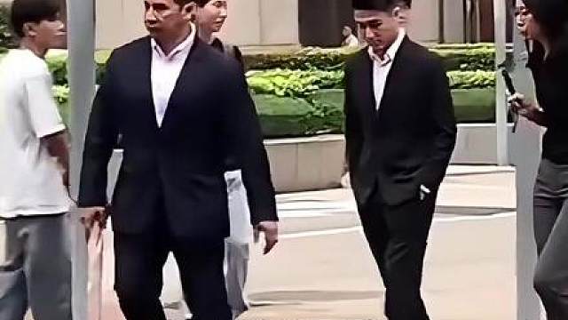 明明豪门出行保镖相伴已成标配，为何郭晶晶却敢单身带娃逛街？坦荡从容的背后是融入血脉的家国信仰