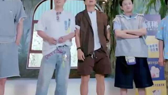 这个带电话的衣服真的挺潮的