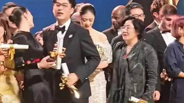 蒋欣一脸懵，她没想到靳东会这么突然的回身抱住自己