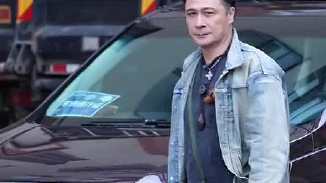 无限超越班里，梁家辉什么都不教，而吴镇宇却生着闷气来教