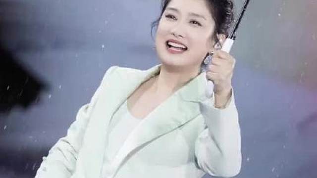 玲花被暴雨淋到妆都花了