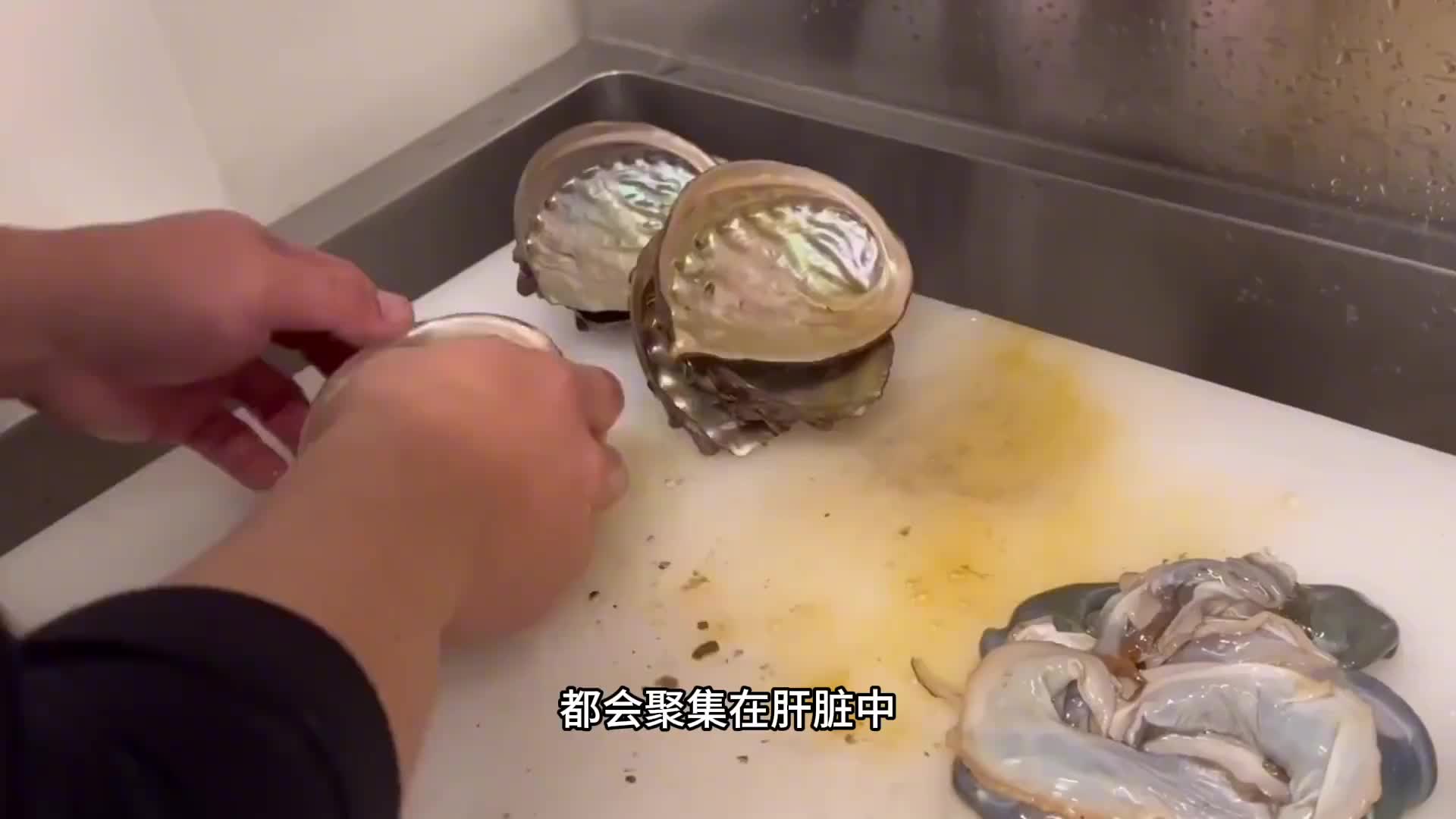 师傅把别人都扔掉的鲍鱼肝，做成了美食，不料深受食客欢迎