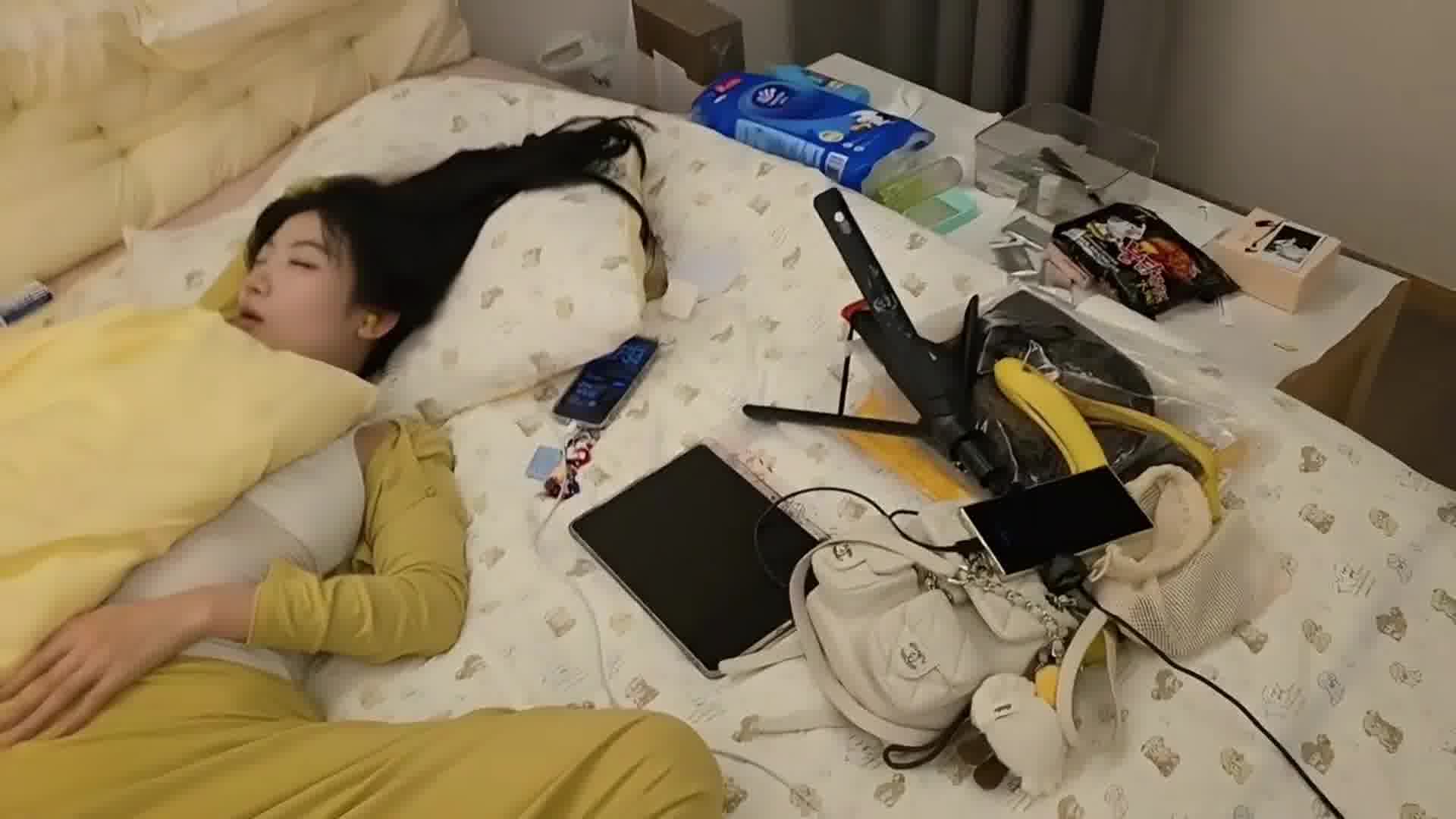 小酷突袭女主播房间，这雷霆睡姿当场看呆了！