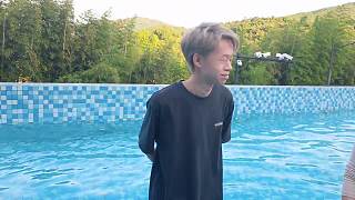 泳池男子潛水獲稱水猴子