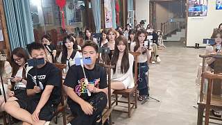攝像頭關(guān)閉觀眾要求開門