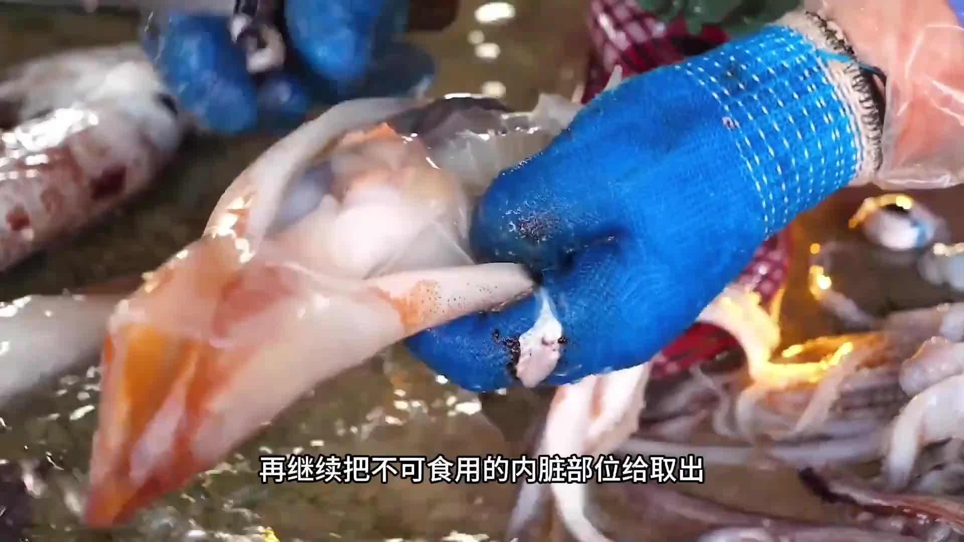 把平常卖不出去的鱿鱼晒成干，不料深受欢迎