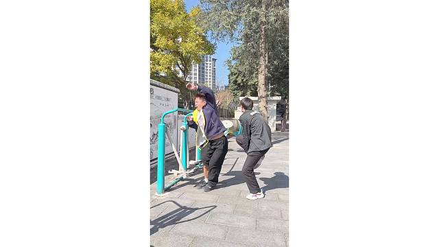 这不明摆着伤敌八百，自损一千吗？