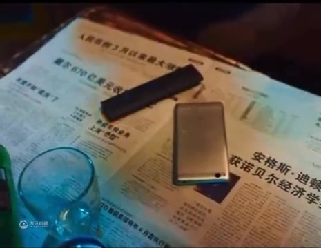 小伙出差约会前女友，现女友意外来探班