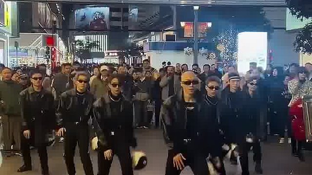 成都春熙路网红直播，跳的好像还不错