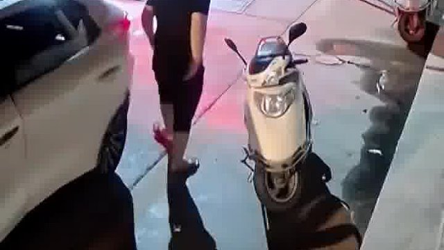 凌晨五点一辆车没停稳 下来一壮汉，女孩看到吓得拔腿就跑，网友：这大半夜的搁谁不跑啊