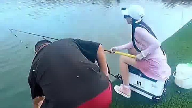 鱼：我看一上午腿了，你挂我干啥