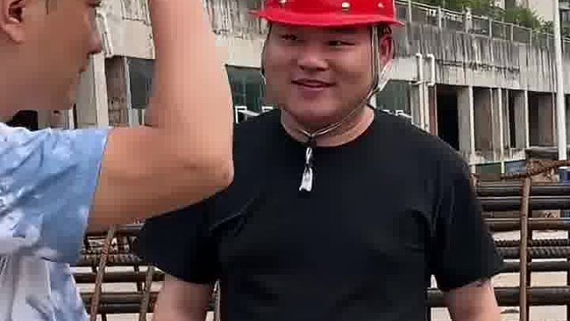 这一拍把自己帽子拍没了！