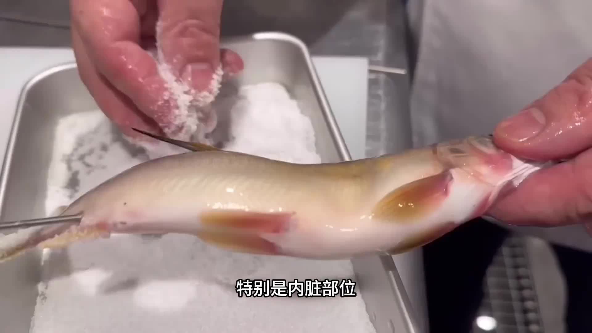 淡水鱼的吃法很是奇怪，就连内脏都充满香气，一起碳烤真的太好吃啦。