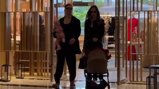 富豪夫妇带女儿到迪拜LV旗舰店购物 - 抖音