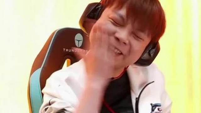 潇潇1v4残局没打过，怒扇自己！