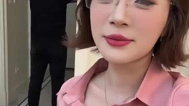 戴眼镜，那就合理了