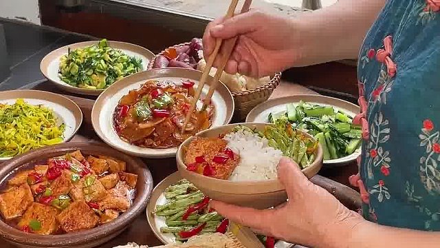 大山里奶奶亲手做的柴火饭 山珍海味都不换
