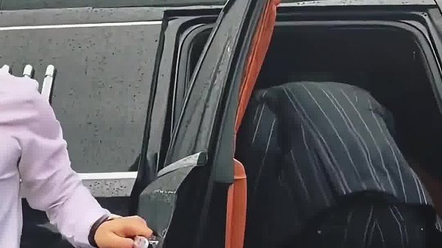 他的保镖就是这样工作的？