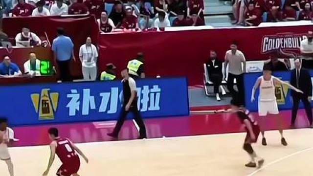 不亏是MVP！！！贺希宁三分投疯了，国内球员接管比赛就是好看！！！