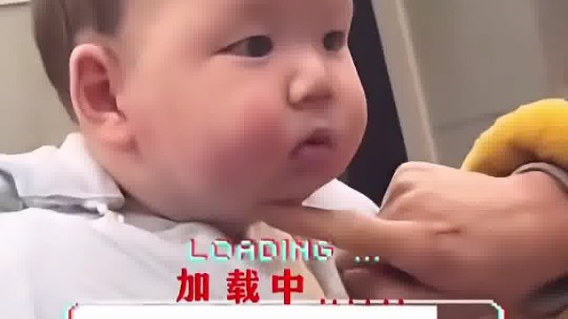 先摸人中后摸下巴，宝宝吐舌头开关，原来在这里。