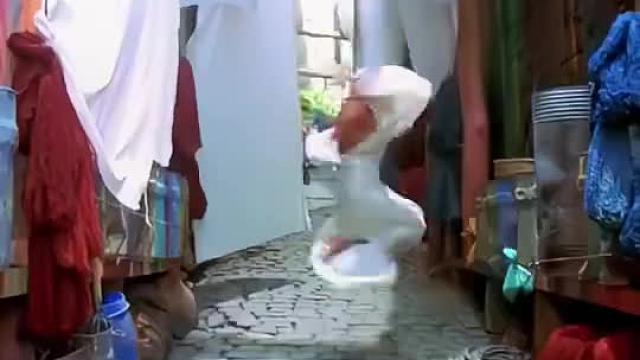 成龙大哥也算是一位合格的服装设计师了