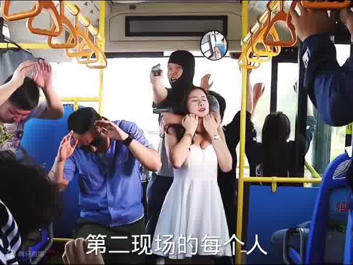憨憨小伙抢劫公交车，你是在侮辱大家的智商？