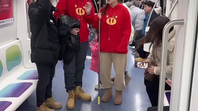 我以为跟别人穿同款就够尴尬的了