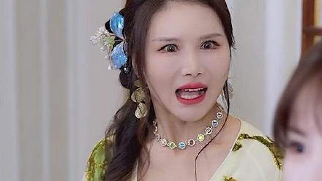 族长瞧不起楚度，极力撮合程南书与张明的婚事，为了赶走楚度他放 下狠话：如果他能破开奇石，取出宝玉，我就喊他爹