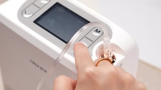 制氧机家用，秋冬呼吸不适老人居家调养，选对省不少冤枉钱