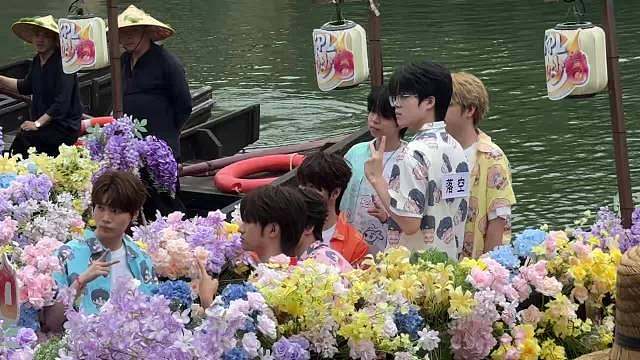 视频里的游船太欢乐了，大家平时峡谷里打得你死我活，结果一到船上就规规矩矩的了，果然都是私下关系很好的