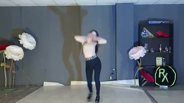 俄罗斯姑娘才艺表演23.12.25_空军(阿妮亚)03