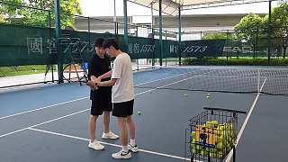 男教練手把手教網(wǎng)球姿勢(shì)