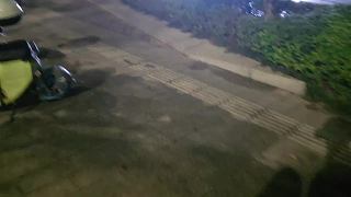 流露自嘲因膚色深