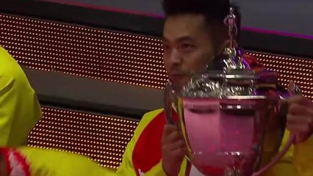 这是林丹的最后一个世界冠军，同时也是石宇奇的第一个世界冠军。
