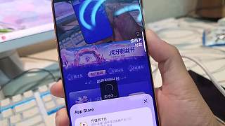 微笑熱情迎接觀(guān)眾到來(lái)