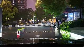 車內(nèi)掰物逗笑眾人