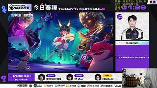 游戲勝利面露笑意討論上局