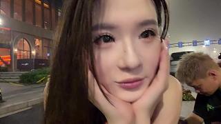 戶外直播女性吐舌動作引驚訝