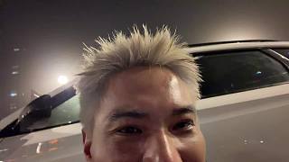 吐舌搞怪流露興奮