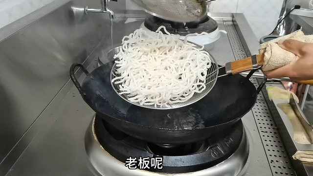 00后厨师来店替班，要求工资300一天，试菜后老板提出意见