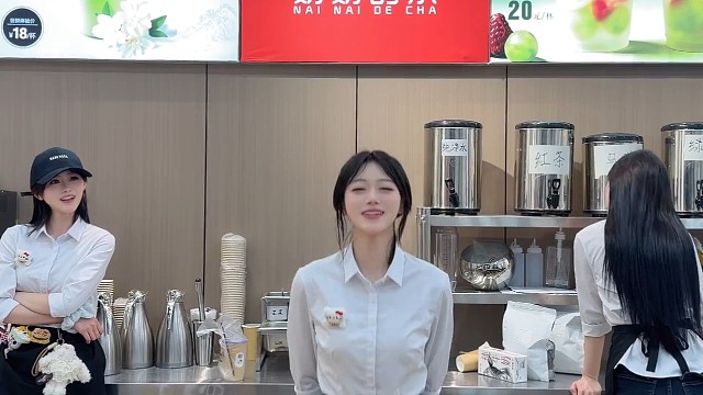 我们仨又来摇头晃脑了…. 摇头舞 奶茶妹妹