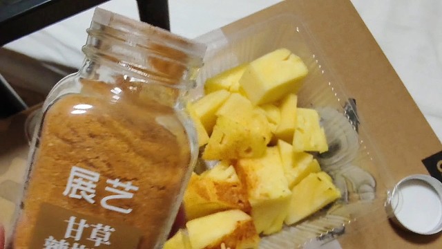 广西小伙伴推荐的酸嘢，凤梨 甘草辣椒盐！
以后​晚上就吃这个，还顺便掉秤