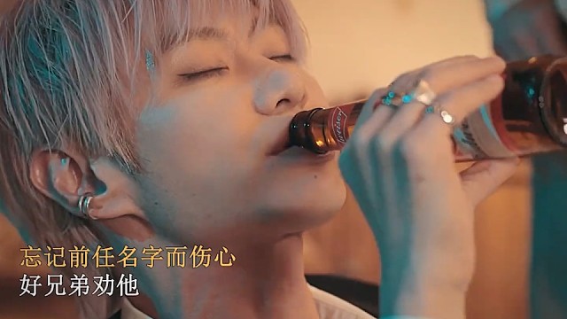 好心劝兄弟 得知自己初恋是他前任 瞬间炸了#嘿前任们 #二牛新剧刚上线就道歉#赵荀首部竖屏男主剧上线